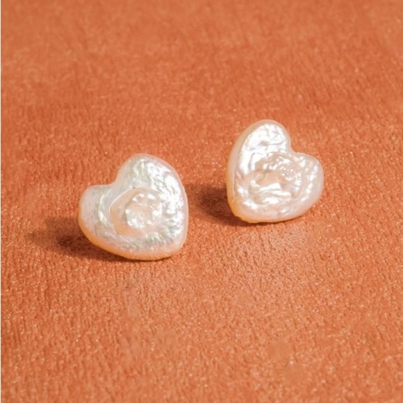 18K Gold Freshwater  Pearl Heart Stud Earrings - Picture 4 of 4